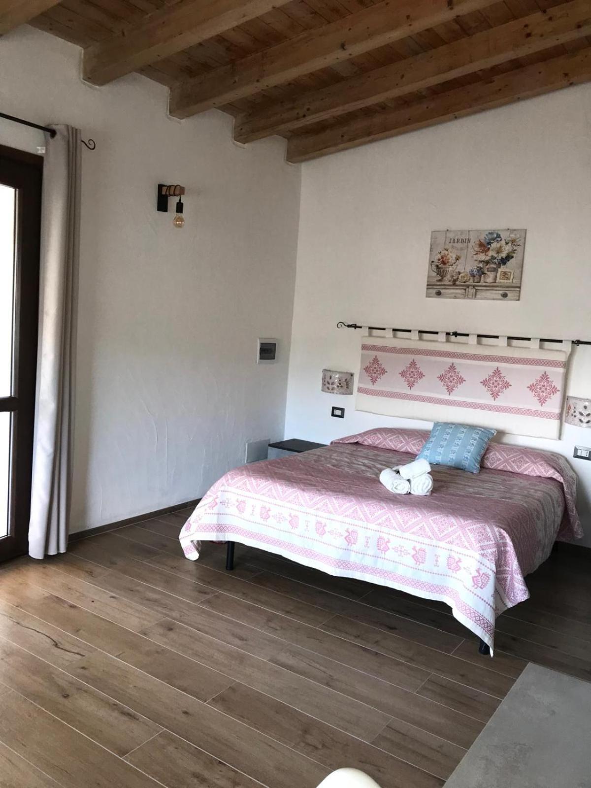 La Fragola In Campagna 6 K M Da San Pantaleo酒店 外观 照片